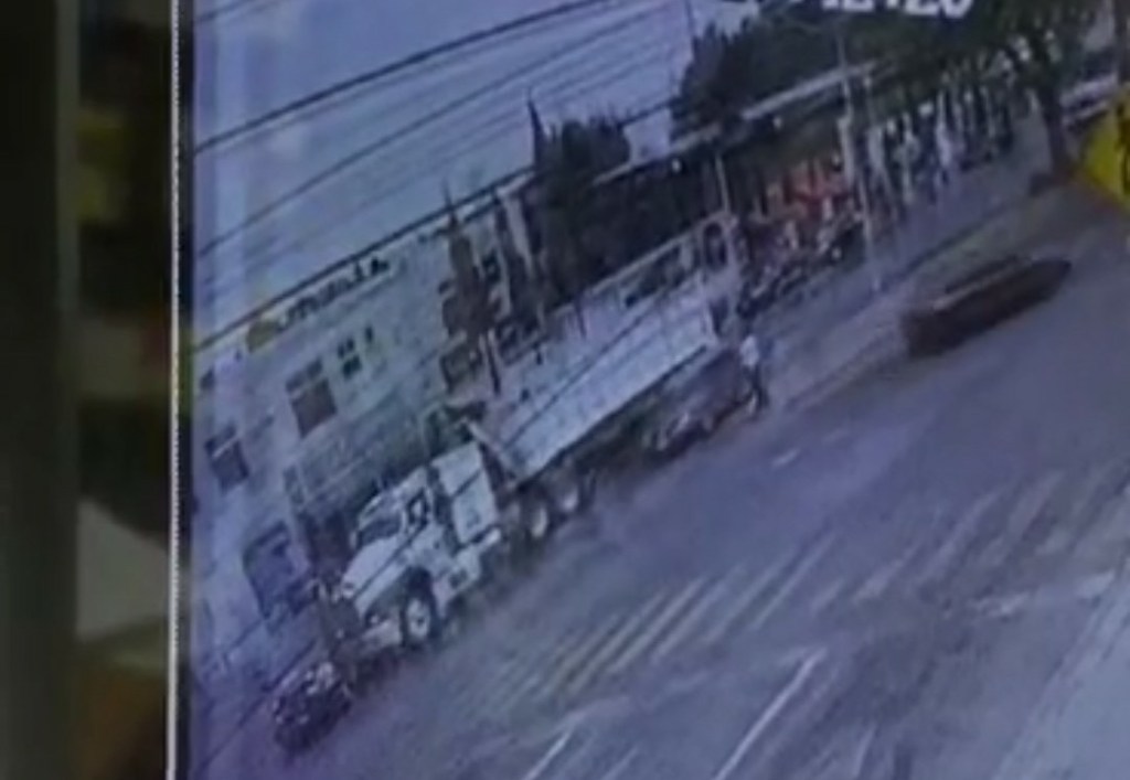 VIDEO: Patrulla es arrastrada por tráiler en&nbsp;Toluca