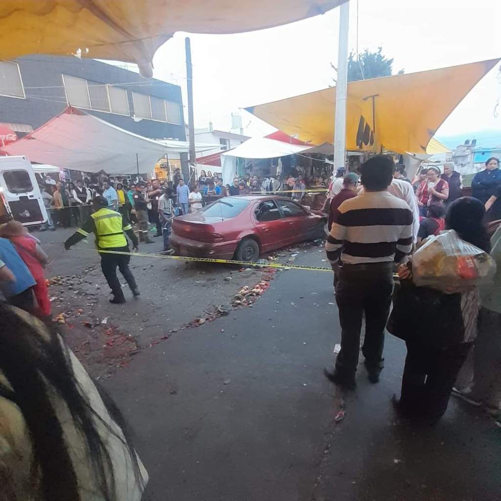 BORRACHAZO: Auto se lleva tianguis de Ocoyoacac; 5&nbsp;heridos