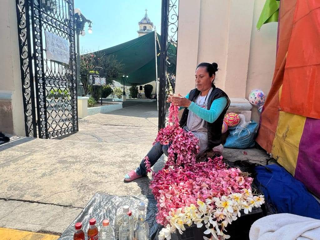 TRADICIONES: Adornan Día de la Santa Cruz con la flor cacalosúchil en&nbsp;Metepec