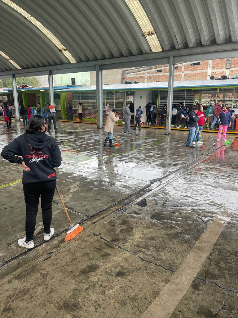 VIDEO: Se inunda primaria de Toluca con aguas negras; los obligan a tomar&nbsp;clases
