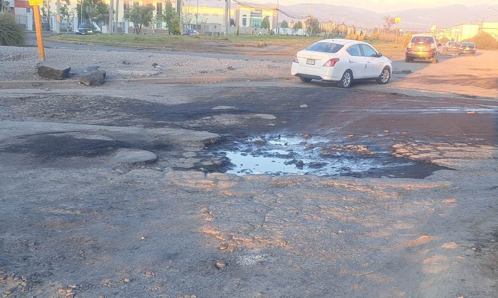 VIDEO: Inundadas de baches calles en zona industrial de&nbsp;Lerma