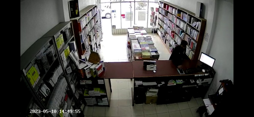 VIDEO: Pasó a ver los libros y se robó un celular en&nbsp;Toluca