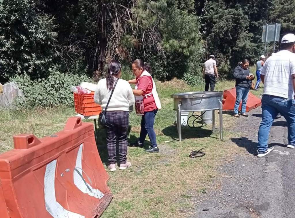 Historias: Mujer aprovecha el bloqueo de la Méx-Toluca para vender gorditas y es todo un&nbsp;éxito