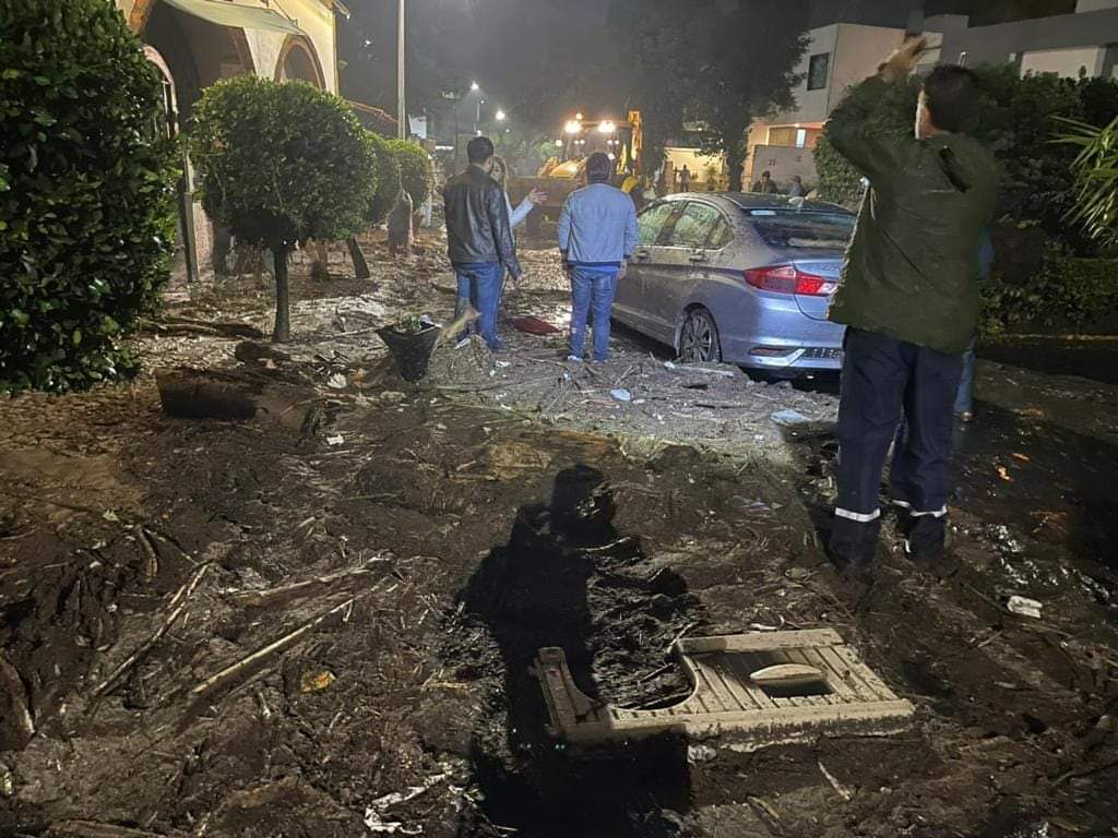 Se desborda río en Alcanfores, Naucalpan; autos quedan&nbsp;flotando