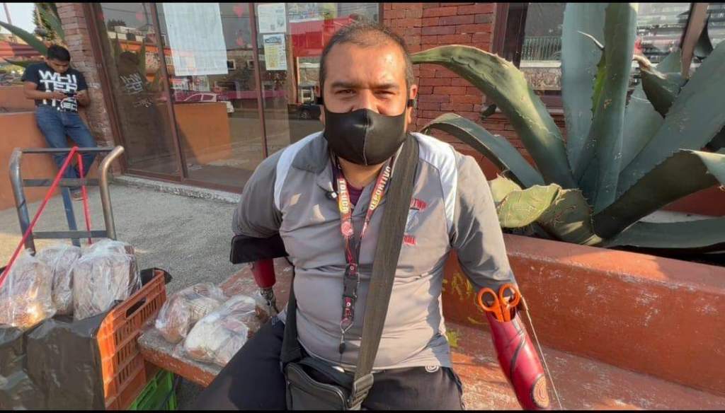 La vida le dió limones y don Ilder siguió adelante con prótesis; trabaja vendiendo pan en&nbsp;Metepec