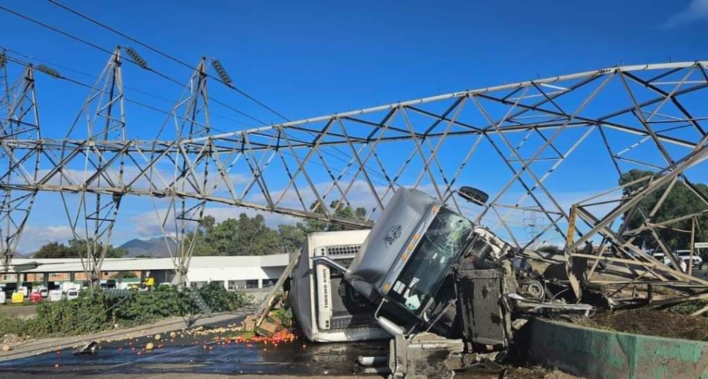 Golpazo: Tráiler derriba torre de luz al evadir un vehículo en la Texcoco-Lechería