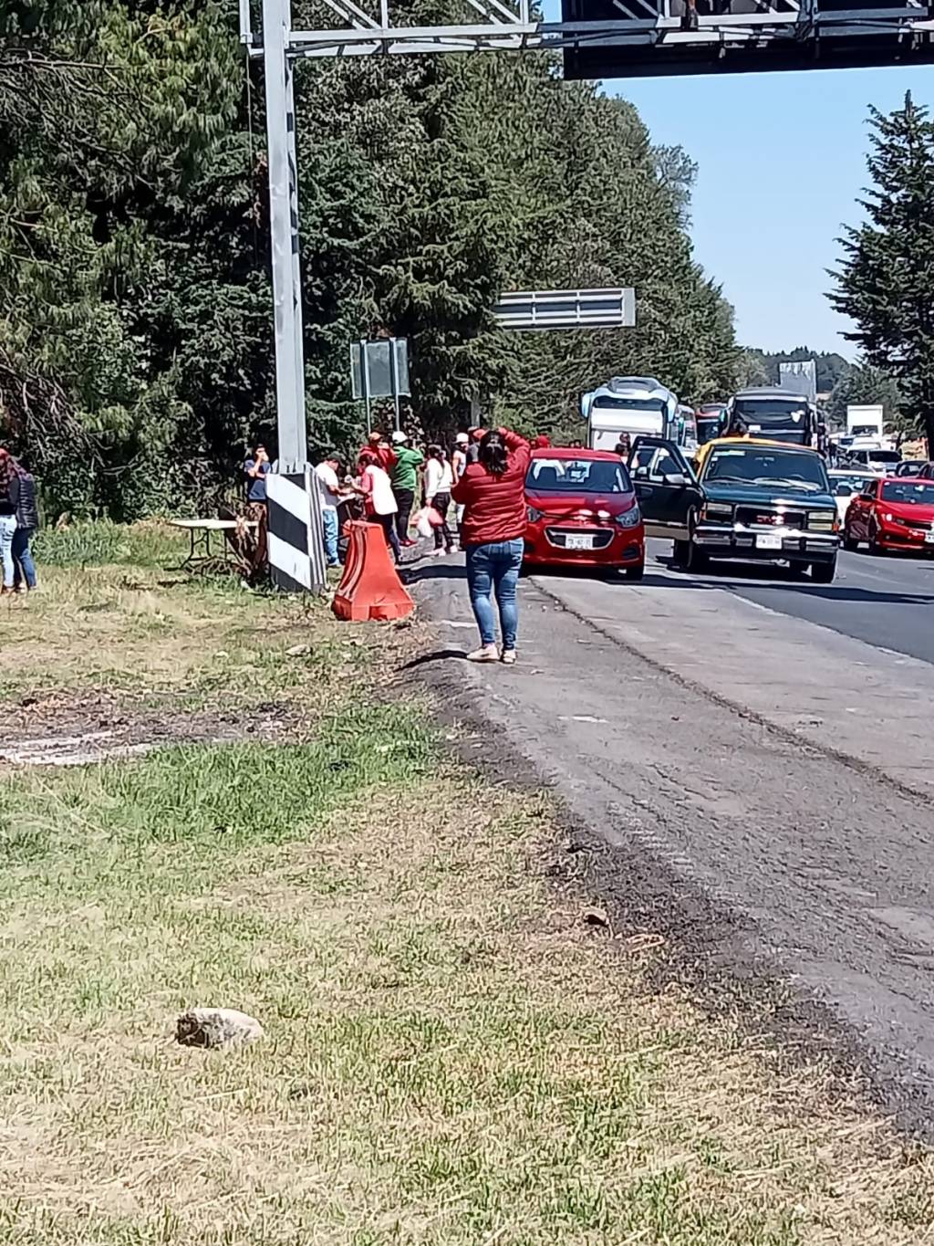 Comuneros mantienen colapsada la Méx-Toluca con un&nbsp;bloqueo