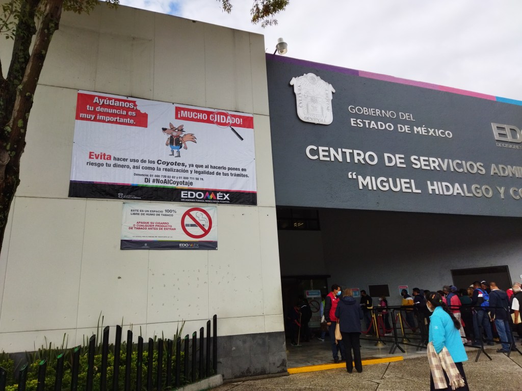 Crónica: Coyote de trámites, el lucrativo negocio frente a oficinas de&nbsp;gobierno