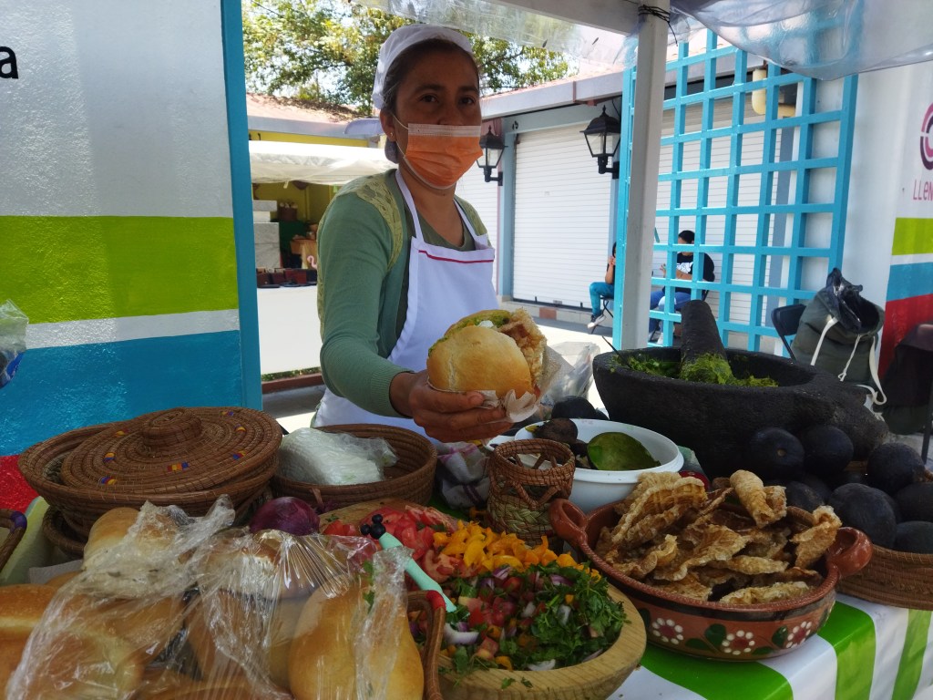 Las tortas de aguacate en la plaza Amador López de la Alameda en&nbsp;Toluca