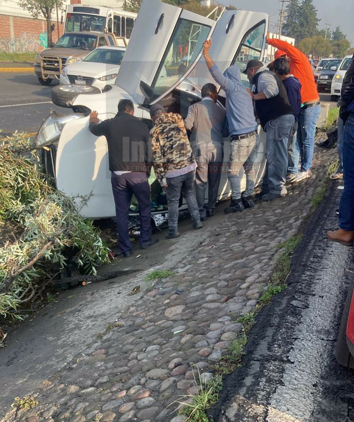 Rescatan a un automovilista en la Toluca-Palmillas
