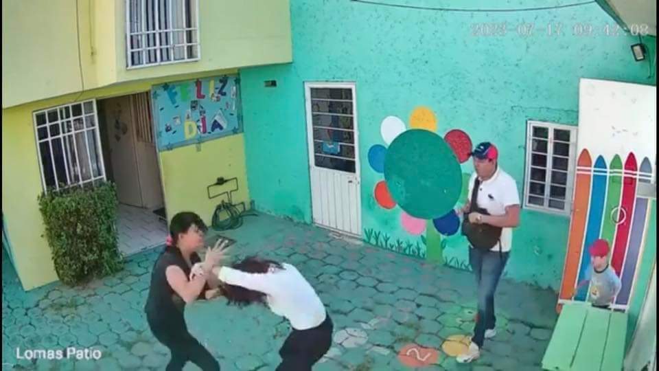Vídeo: Maestra es golpeada por madre de su alumno en Cuautitlán Izcalli; el padre iba armado y la amenazó de&nbsp;muert3