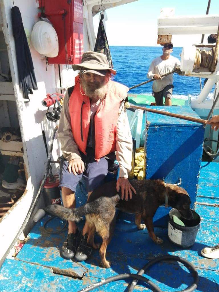 ¡Fue un milagro! Esta es la historia de náufrago australiano y su perrita mexicana «Bella» rescatados por buque&nbsp;atunero