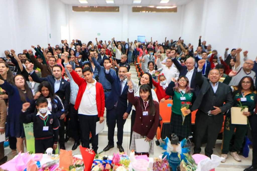 Apadrina alcalde Metepec y otros funcionarios a&nbsp;niños