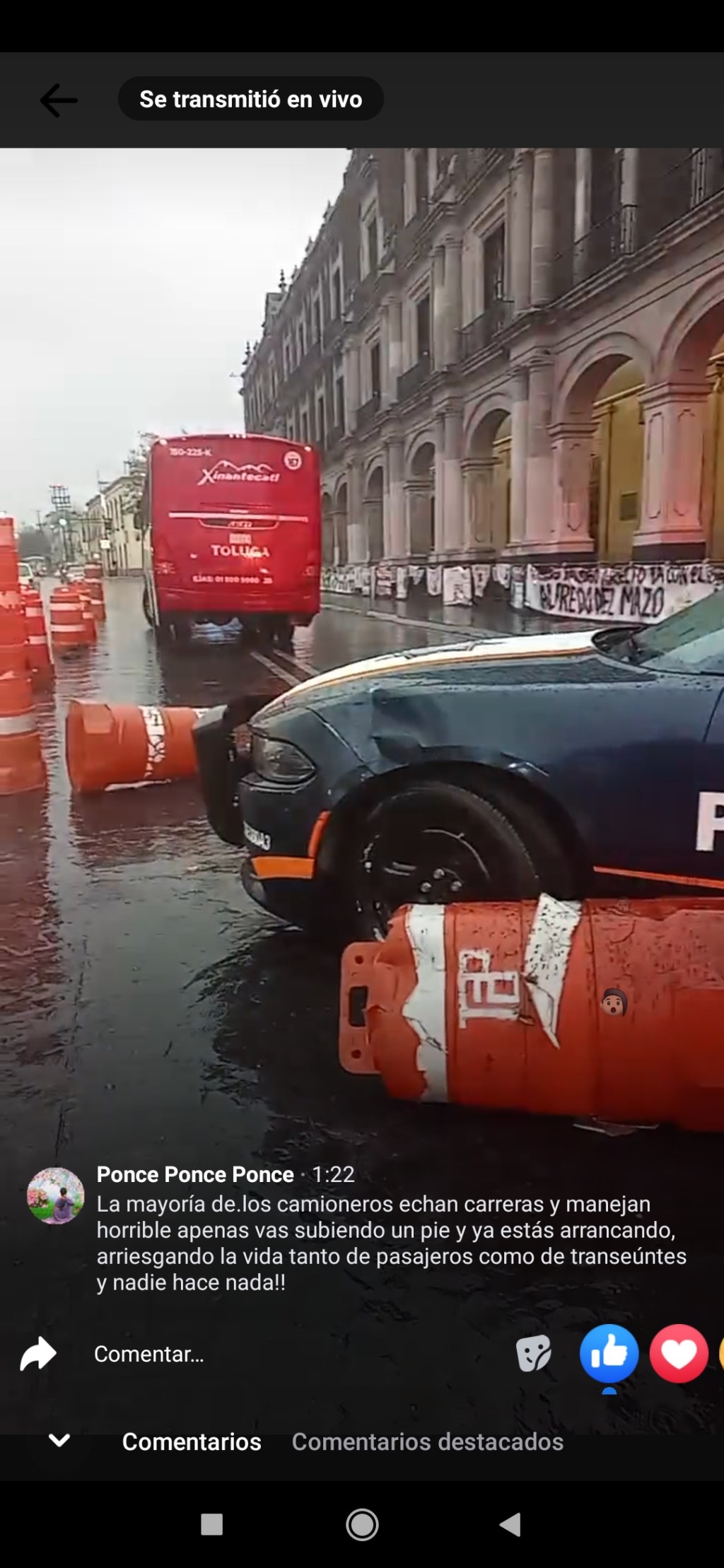 Camión de Xinantécatl choca contra patrulla frente a palacio y&nbsp;arrolla