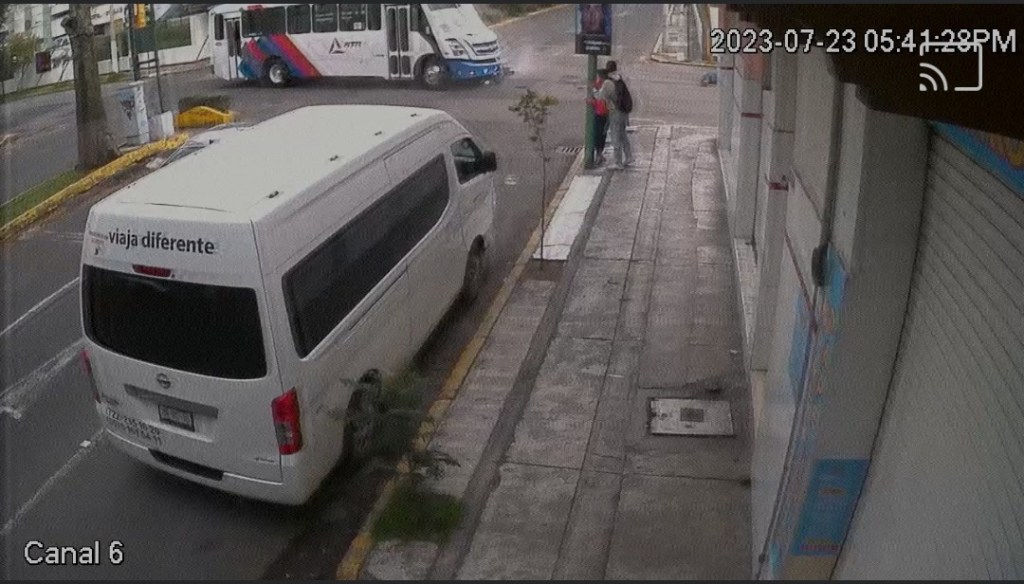 Golpazo: Camión arrolla a motociclista en&nbsp;Toluca