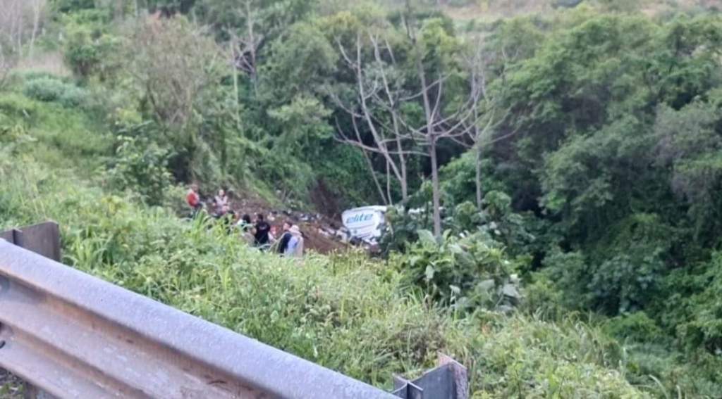 Murieron al menos 24 personas en una volcadura de un camión de pasajeros en&nbsp;#Nayarit