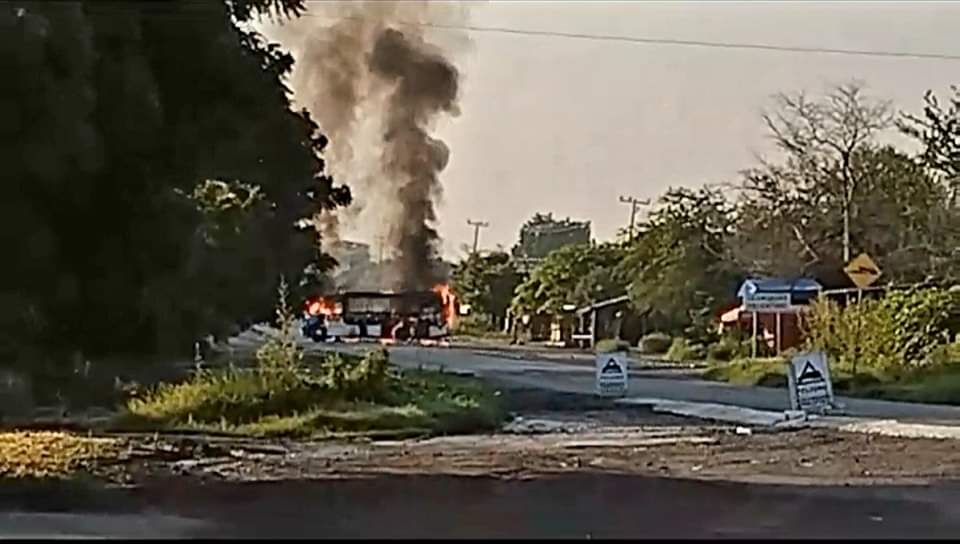 Apatzingán #Michoacán enfrenta crisis de seguridad; quema de camiones de transporte público y tiendas Oxxos por grupos del&nbsp;crimen