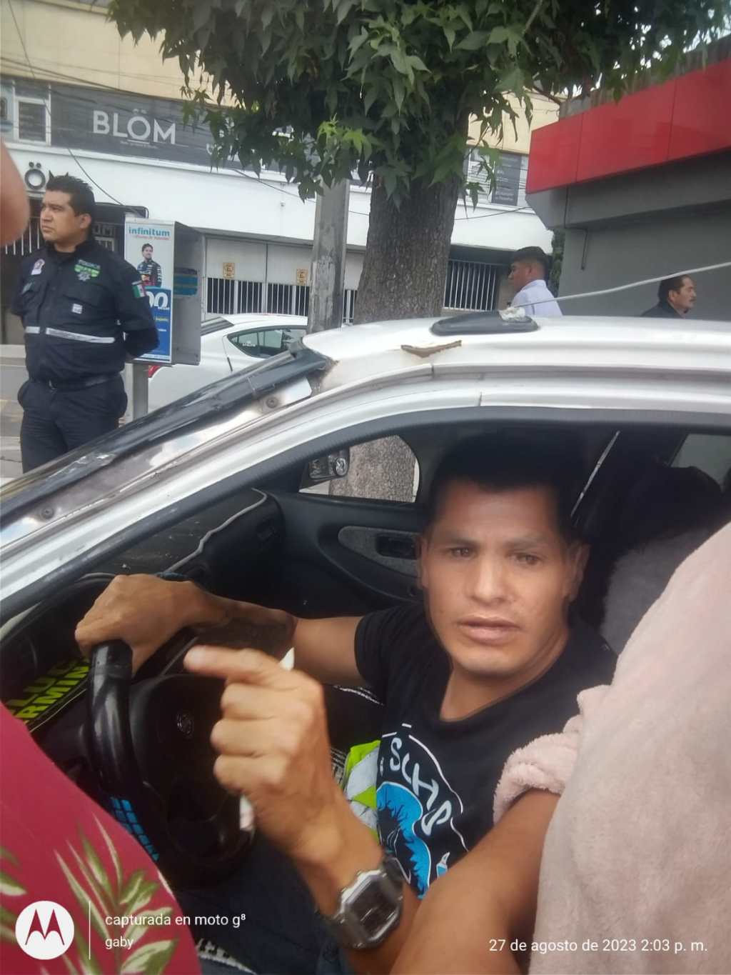 Riña entre pasajera y taxista en la terminal de #Toluca; le cobra a la mala a usuaria el pasaje de su esposa que llevaba de&nbsp;acompañante