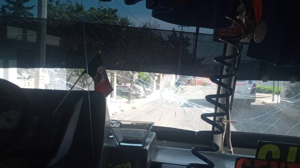 Por echar carreritas; riña entre camión Urbana y camioneta en #Toluca; le arrojan piedras al&nbsp;camión