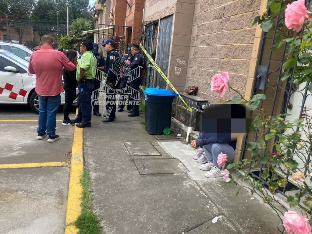 HISTORIAS: Una mujer llora desconsolada, sentada en la banqueta al lado de la casa donde este domingo una pareja y su bebé fallecieron al inhalar gas LP en&nbsp;#Toluca