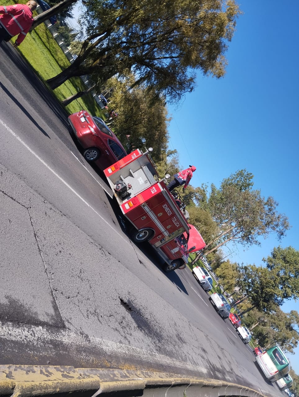 Se descompone camión de Bomberos #Toluca y así la tuvieron que&nbsp;empujar