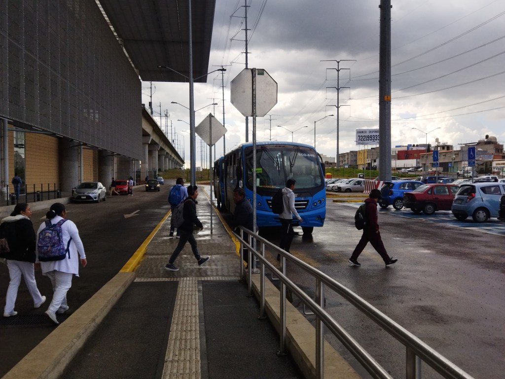 ¿Qué camiones y dónde tomarlos para llegar al&nbsp;tren?