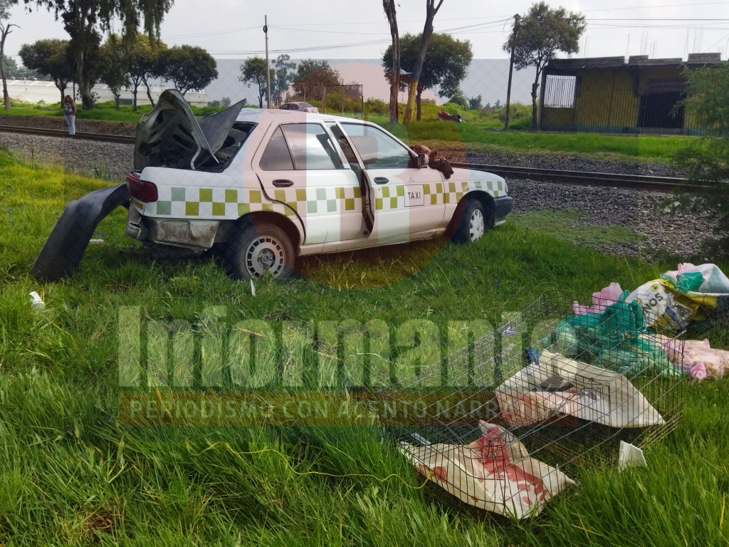 Se salvan pollitos y gansitos al ser chocado el taxi en que los trasladaban en la Toluca-Palmillas 😥🐣🐤 Pero dos murieron.. Pareja de abuelitos los llevaban a vender al tianguis de San Pablo&nbsp;Autopan