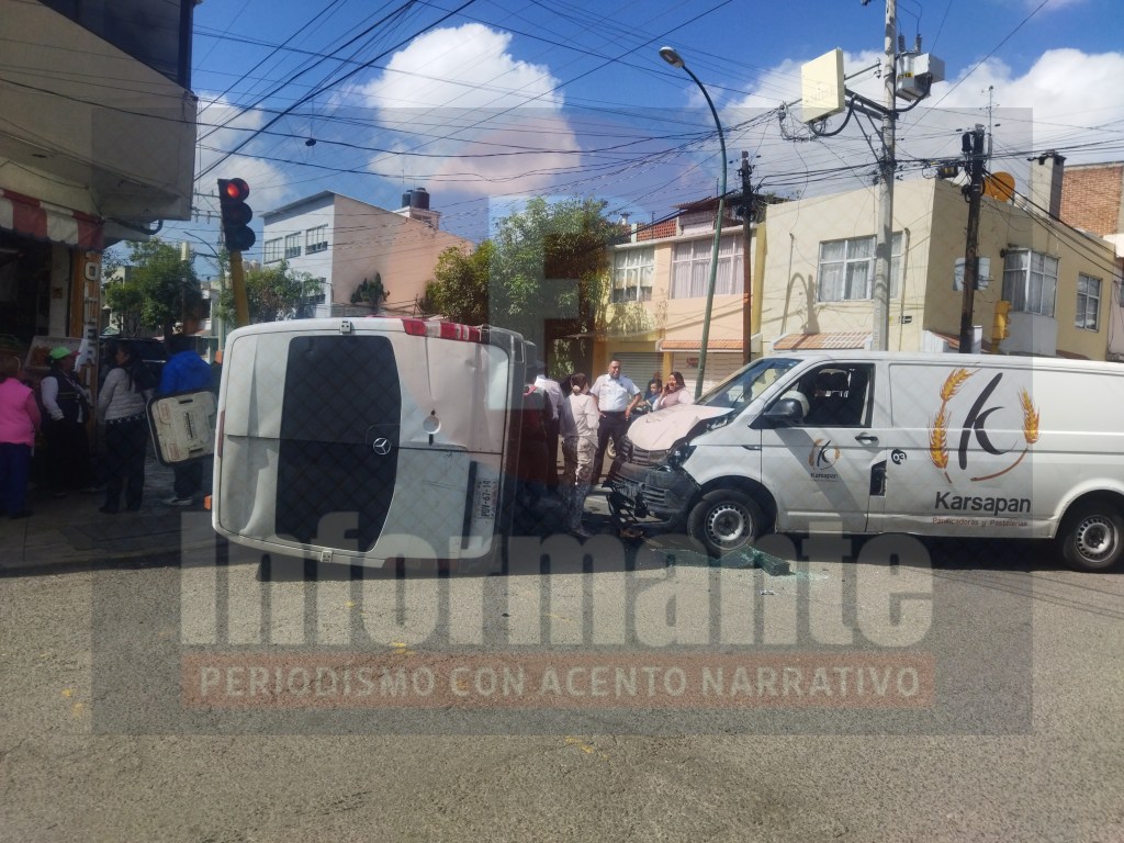 FR#VerParaCreer: Los dos conductores que se vieron involucrados en un choque en centro de #Toluca aseguran que ambos tenían el semáforo en&nbsp;verde!
