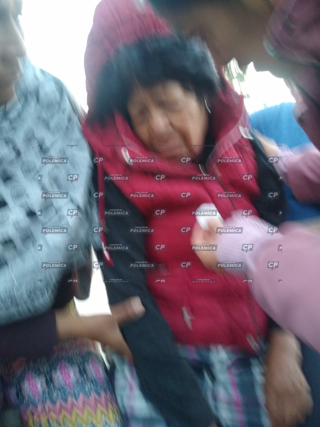 Se desmaya una de las madres que están huelga de hambre en el plantón frente al palacio estatal de #Toluca; llevan 12 días sin&nbsp;comer