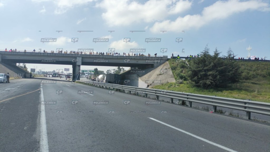 Bloquean por agua la Toluca-Palmillas
