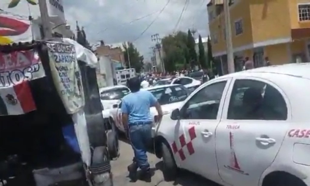 Taxistas detienen y golpean a presuntos asaltantes en&nbsp;Xonacatlán