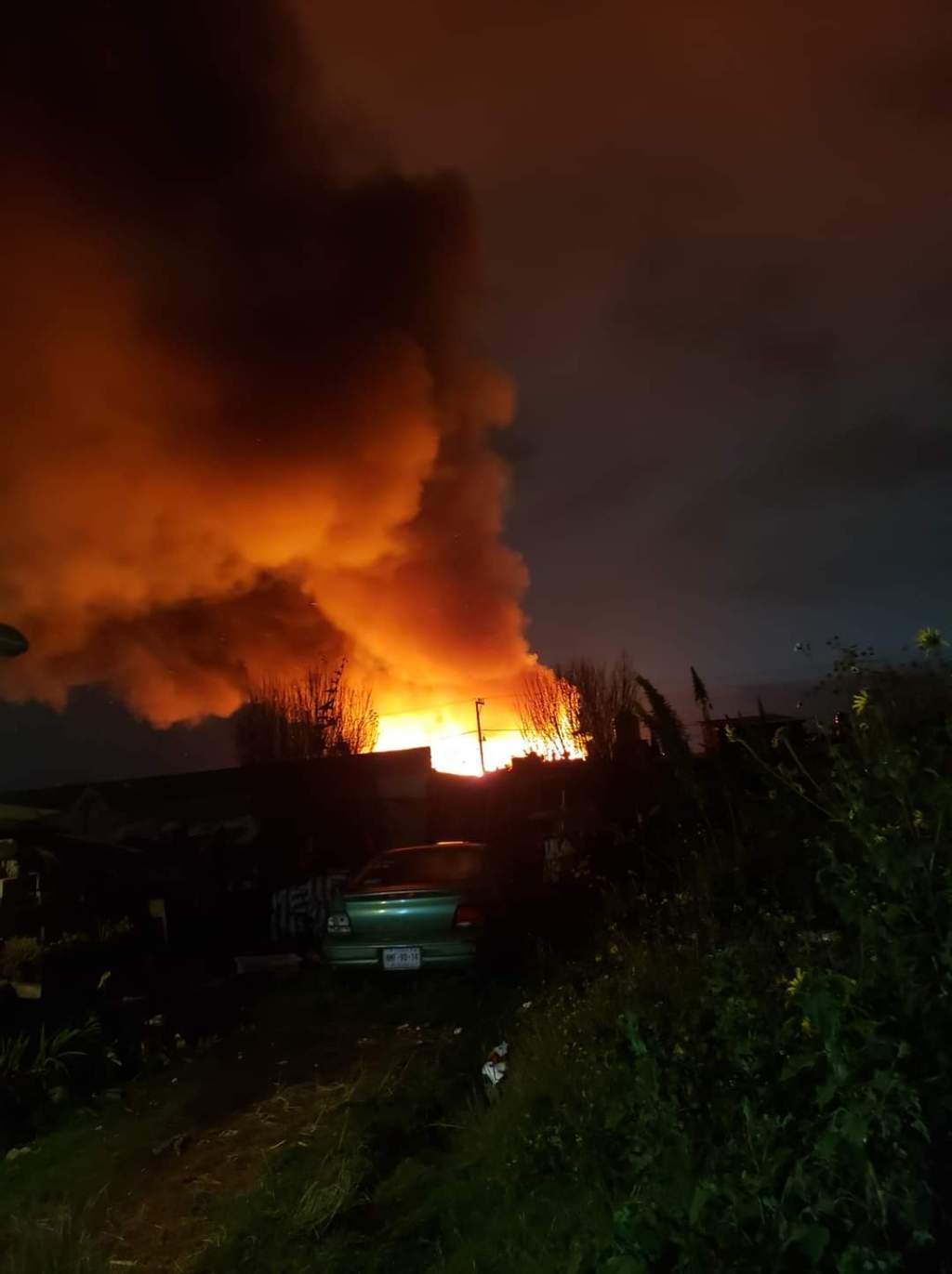 Fuerte incendio consume área del tianguis en la Central de Abastos&nbsp;de#Toluca