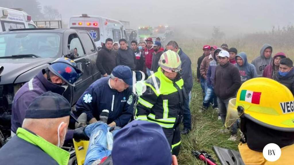 FR#Tragedia: Cuatro personas fallecieron y dos más resultaron lesionadas en el choque ocurrido la mañana de este viernes en la carretera Toluca-Zitácuaro a la altura del Puente de los&nbsp;Velázquez.