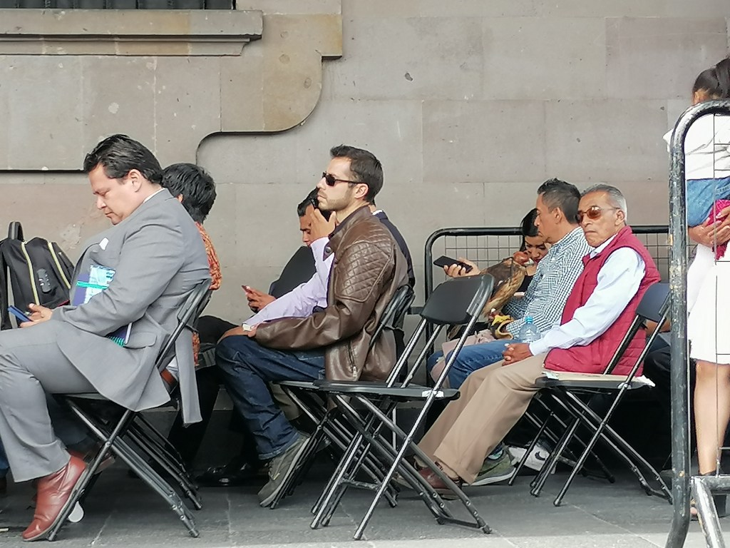 Le madrugaron y llegaron aun con una torta, frutita picada, sacando de la bolsa las carpetas con los oficios. Esperando turno. Con la esperanza de que sea la propia gobernadora Delfina Gómez la que los&nbsp;atienda.