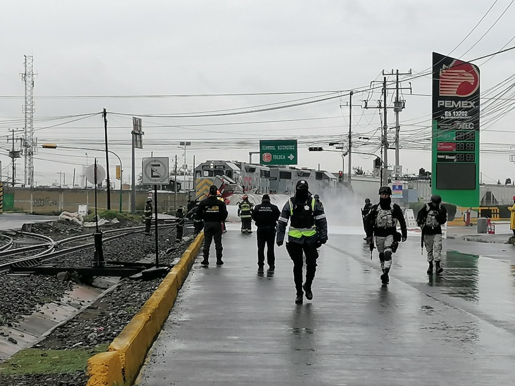 Tren aarrastra una pipa en&nbsp;Toluca