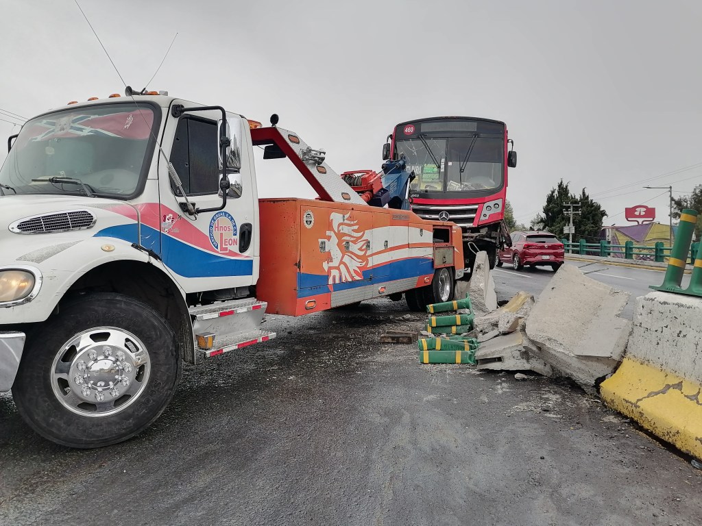 Camión se sube a carriles centrales de Tollocan y&nbsp;choca