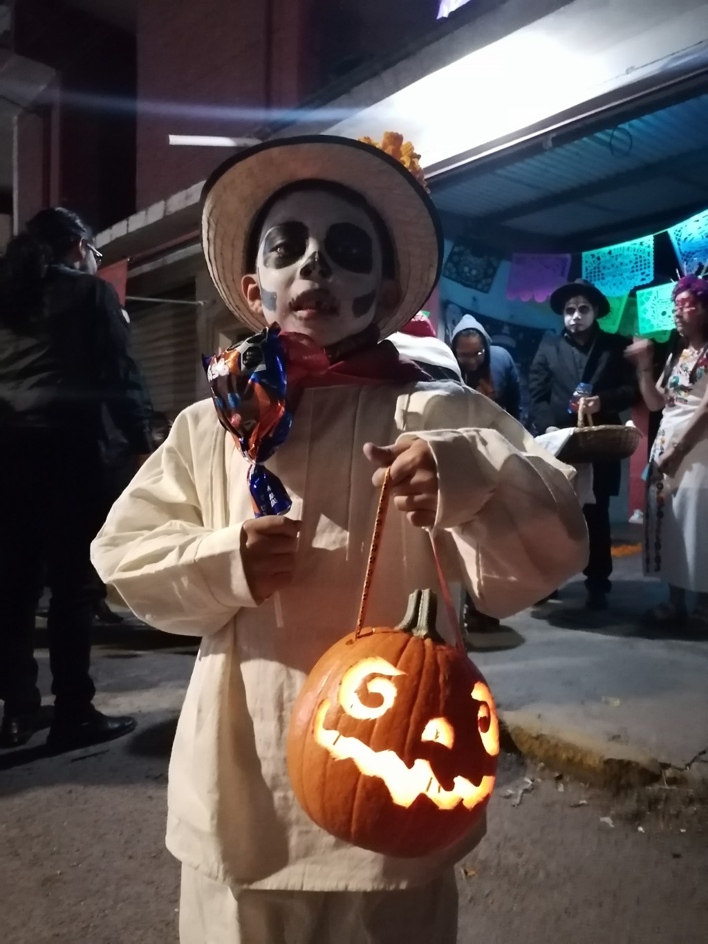 Las calabazas de San Gaspar En la calle Nacional, que parte en dos a San Gaspar Tlahuelilpan en #Metepec, esta noche desfilan por docenas niños con calaveritas de calabaza y chilacayotes. Catrinas en miniatura, charritos que apenas cargan su calabaza. Van parafraseando sus&nbsp;frases.