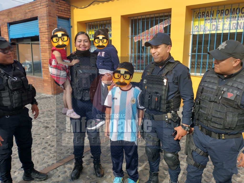 Policías de #Toluca chocan contra coche pero se hacen cargo y ayudan a la familia a bordo.. Compartieron hasta pizza en un final&nbsp;feliz