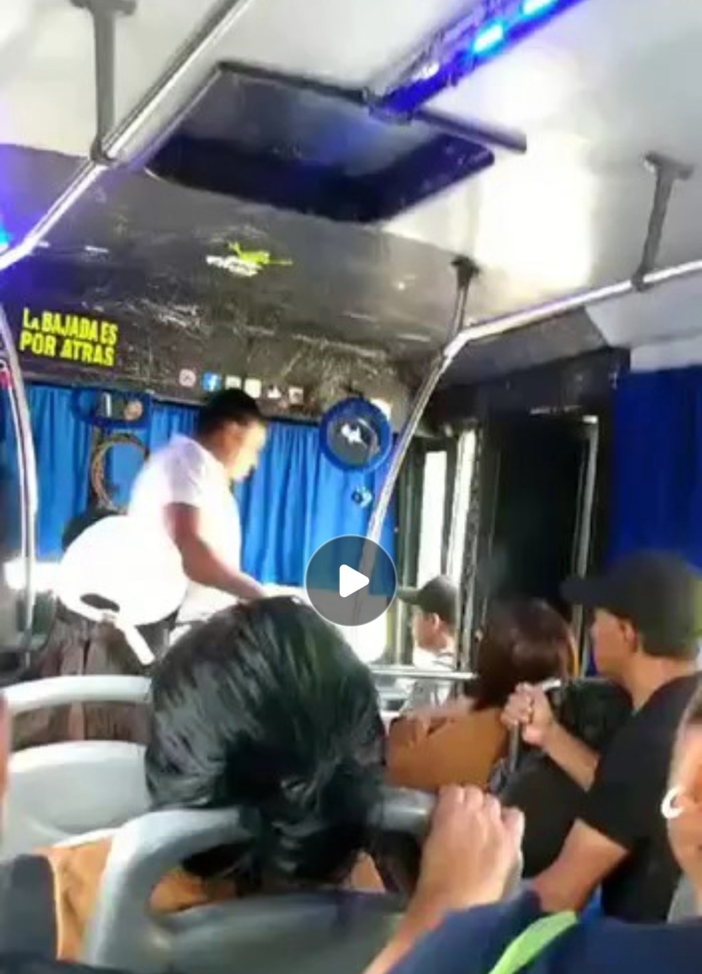 Denuncian a chofer que insultó a pasajeros y se echó riña con un taxista… Luego se&nbsp;fugó