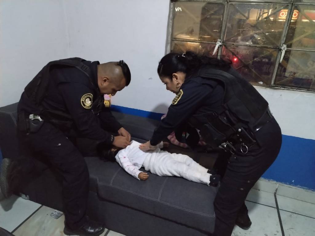 Policías de la #CDMX salvaron a una bebé que se asfixiaba con un&nbsp;caramelo