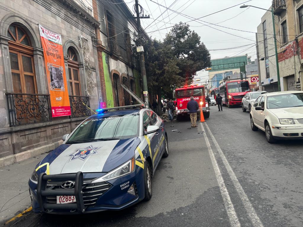Incendio en un predio donde se venden libros usados aledaño al museo del Alfeñique en centro de #Toluca alerta a&nbsp;autoridades.