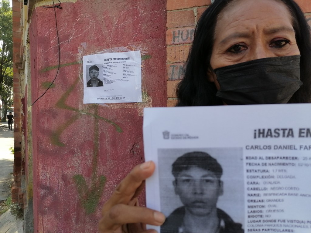 ‘Solo recibí un mensaje de WhatsApp’ ; Inés busca a su hijo Carlos Daniel pegando fichas en las calles de&nbsp;#Toluca