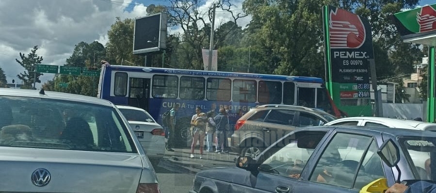 FR #VerParaCreer: Camión se impactó contra gasolinera y dos camionetas en la ExCama de Piedra en&nbsp;#Toluca