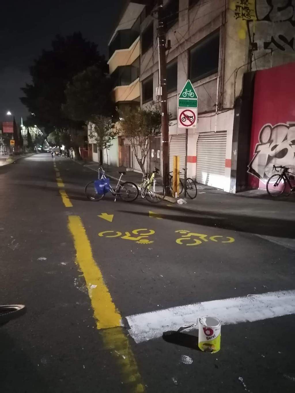 Usuarios pintaron su propia ciclovía en Av. Hidalgo en #Toluca ante la falta de respuesta de&nbsp;autoridades