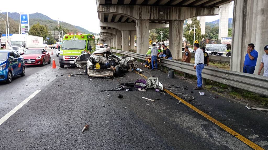 Un fuerte accidente se registró en la México-Toluca entre una pipa, un taxi y un vehículo particular este&nbsp;viernes