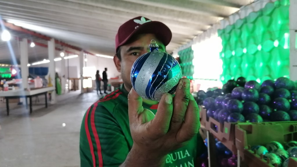 Soplar la Navidad, es el trabajo del taller Tolontli en Santa María&nbsp;Zolotepec