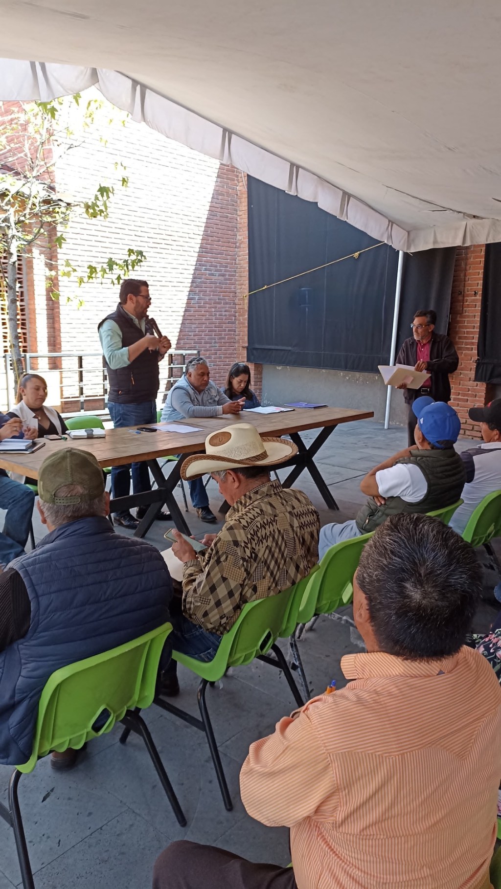 Adolfo Solis se reúne con comisarios ejidales para fortalecer y dignificar el campo de Almoloya de&nbsp;Juárez