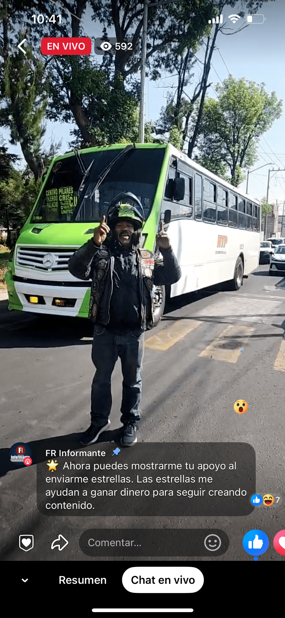 Él es don Robert, un motociclista que hizo la labor del día cuando se quedó atorado en el paso del tren este jueves en la calle Independencia en&nbsp;#Toluca