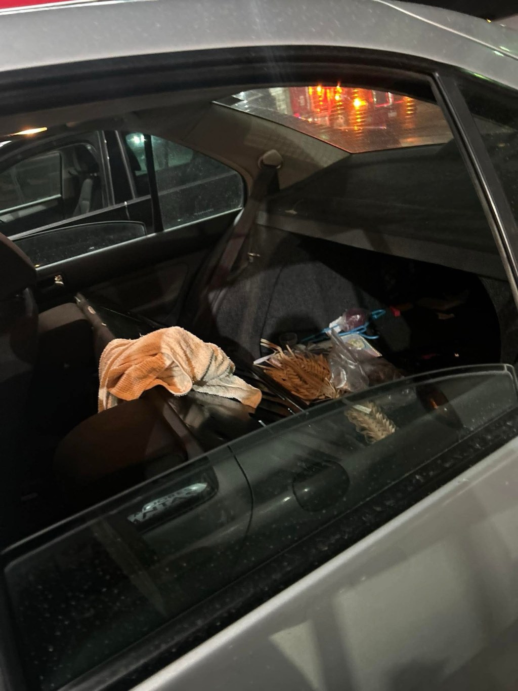 Se bajó a la farmacia y le bajaron todas sus pertenencias del coche en Bulevar Aeropuerto #Toluca&nbsp;👇