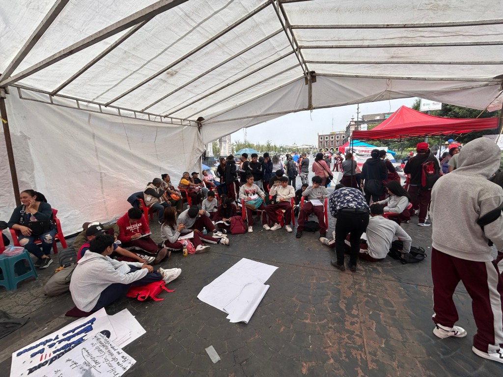 Crónica: Lunes de clases frente a&nbsp;palacio